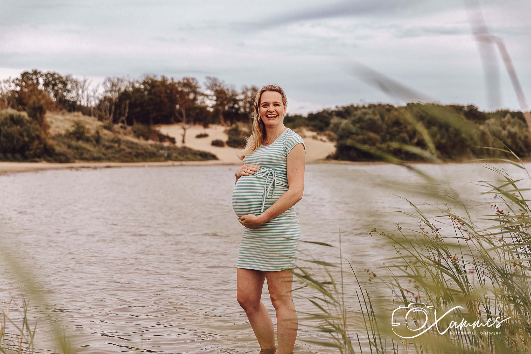 Vriendinnen zwangerschapsshoot in de duinen