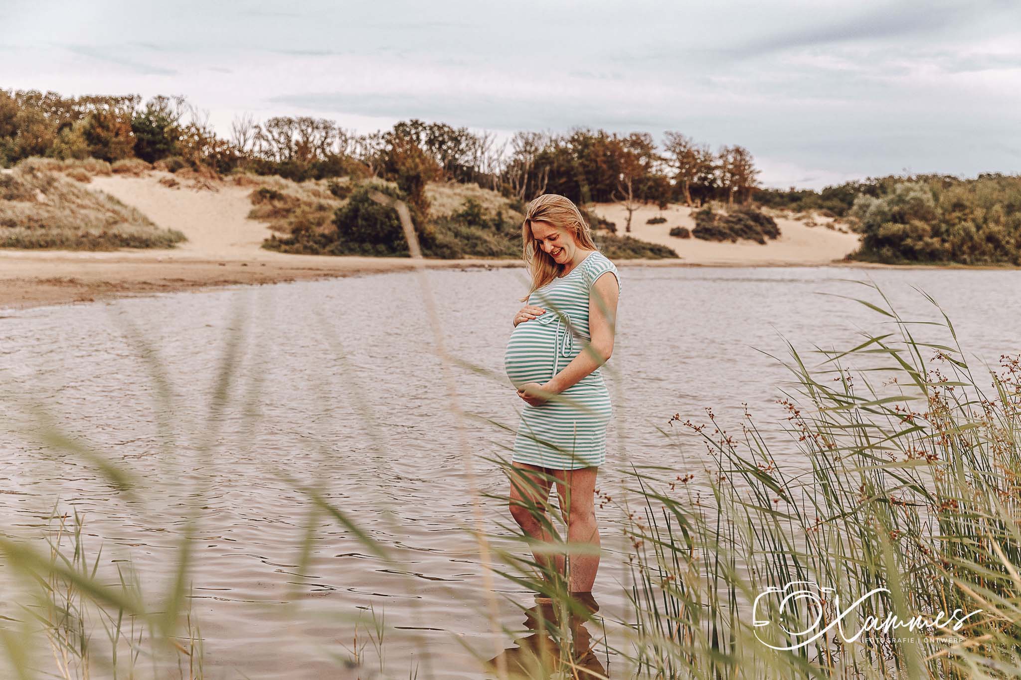 Vriendinnen zwangerschapsshoot in de duinen
