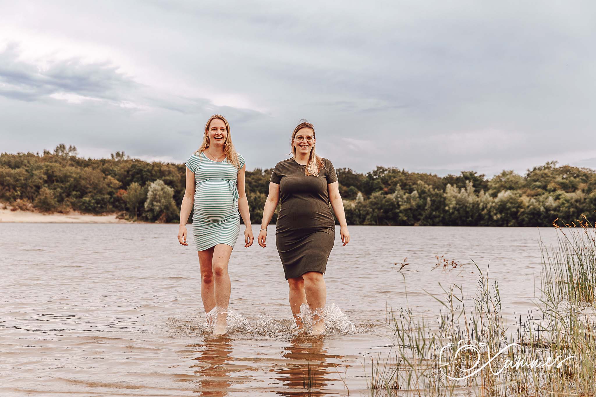 Vriendinnen zwangerschapsshoot in de duinen