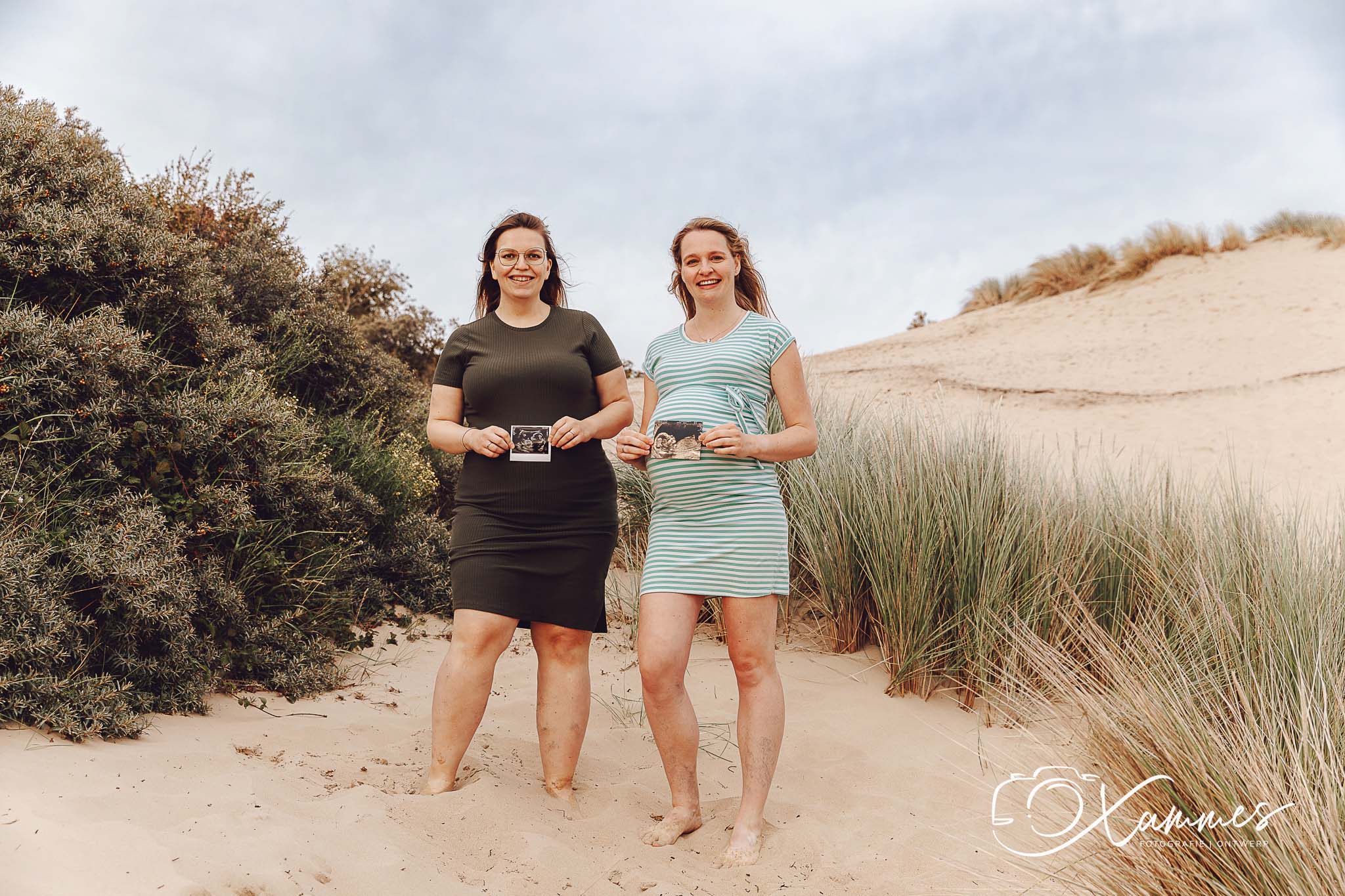 Vriendinnen zwangerschapsshoot in de duinen