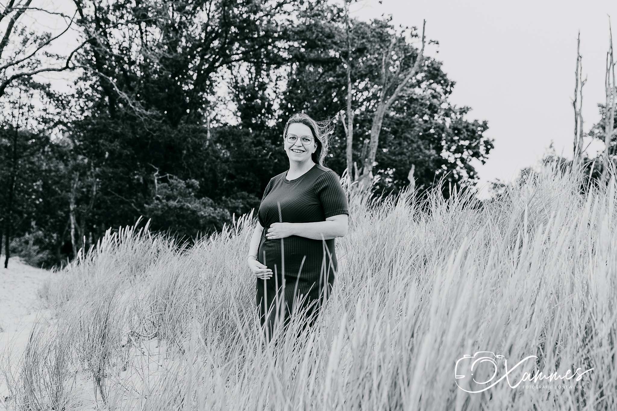Vriendinnen zwangerschapsshoot in de duinen