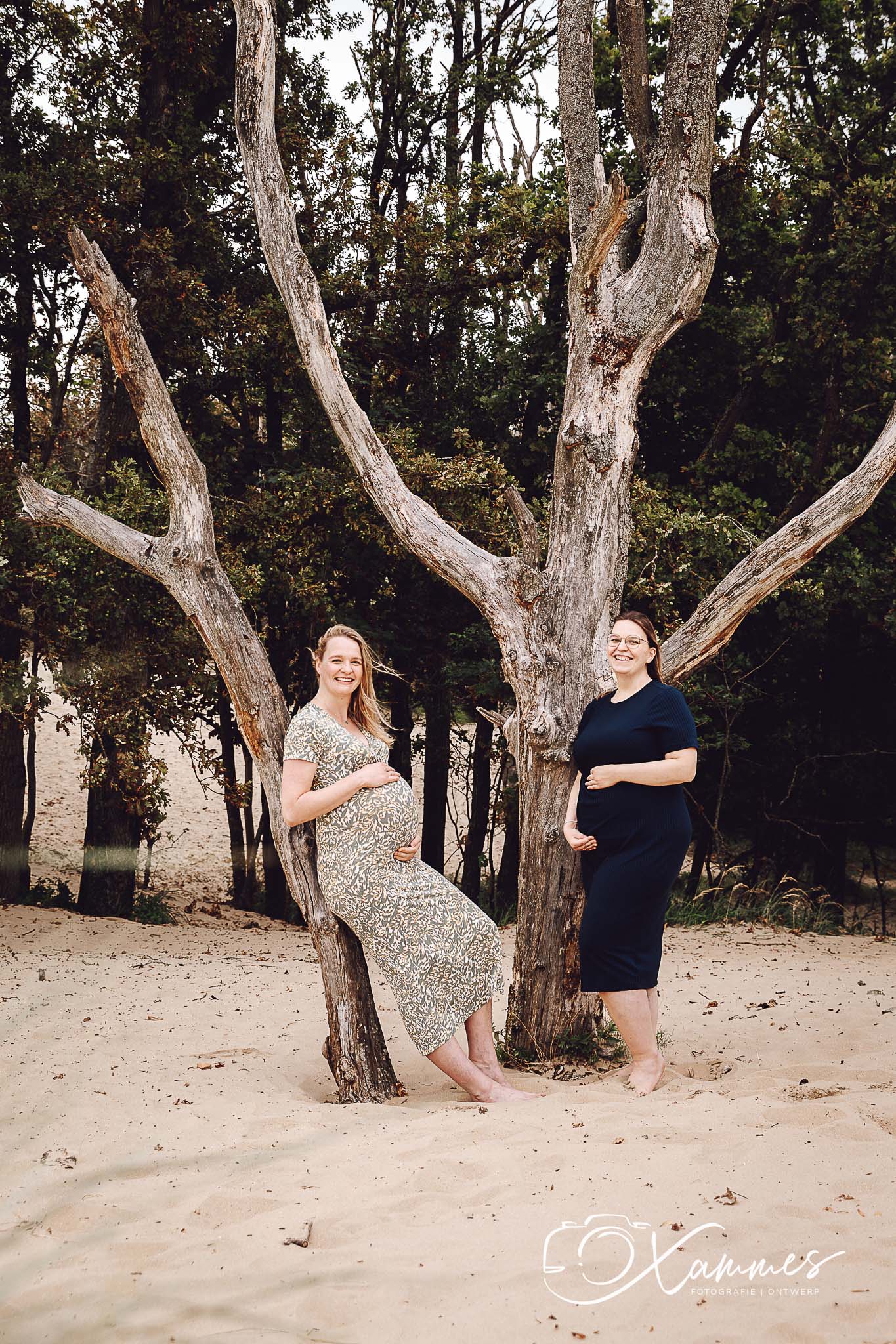 Vriendinnen zwangerschapsshoot in de duinen