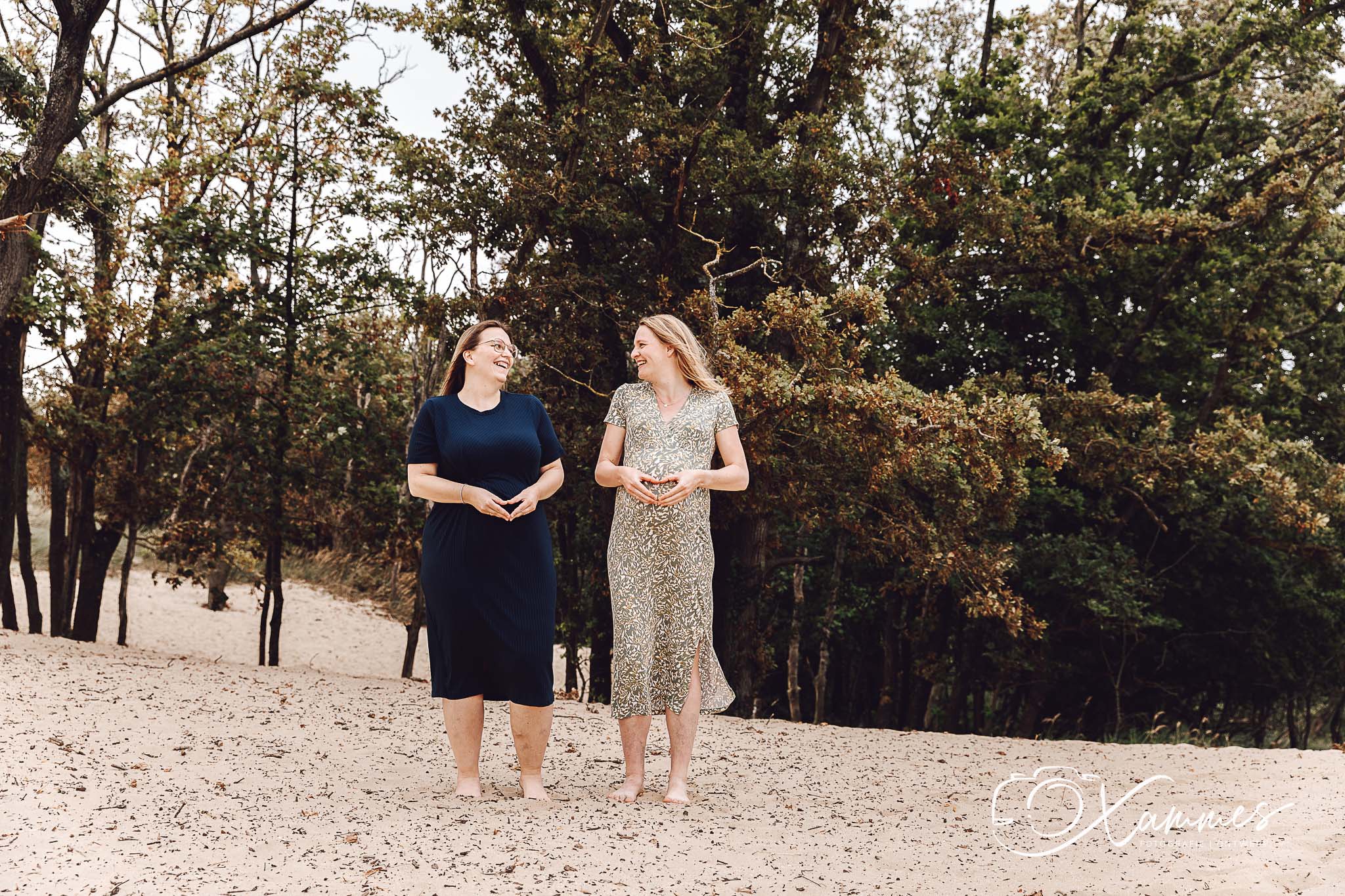 Vriendinnen zwangerschapsshoot in de duinen