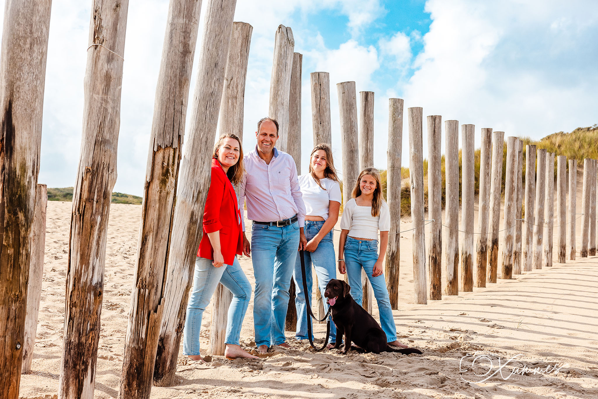 Stoere familie foto inclusief hond Bloemendaal aan zee