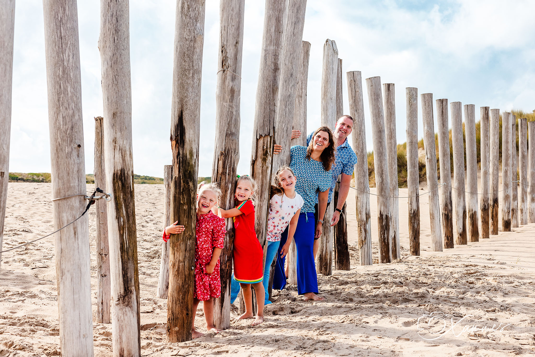 Stoere fotoshoot met de hele familie aan de kust van Bloemendaal aan zee