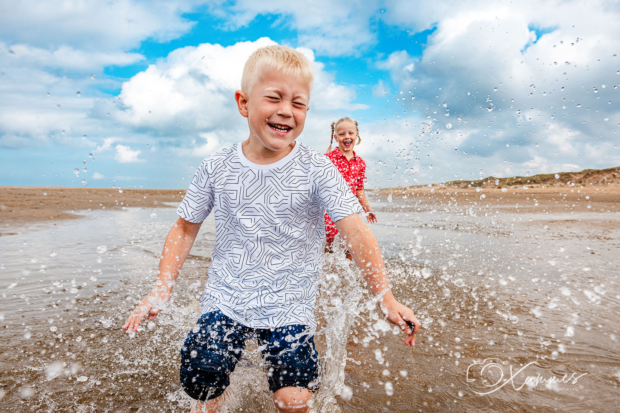Fotoshoot met kinderen op het strand van Bloemendaal aan zee