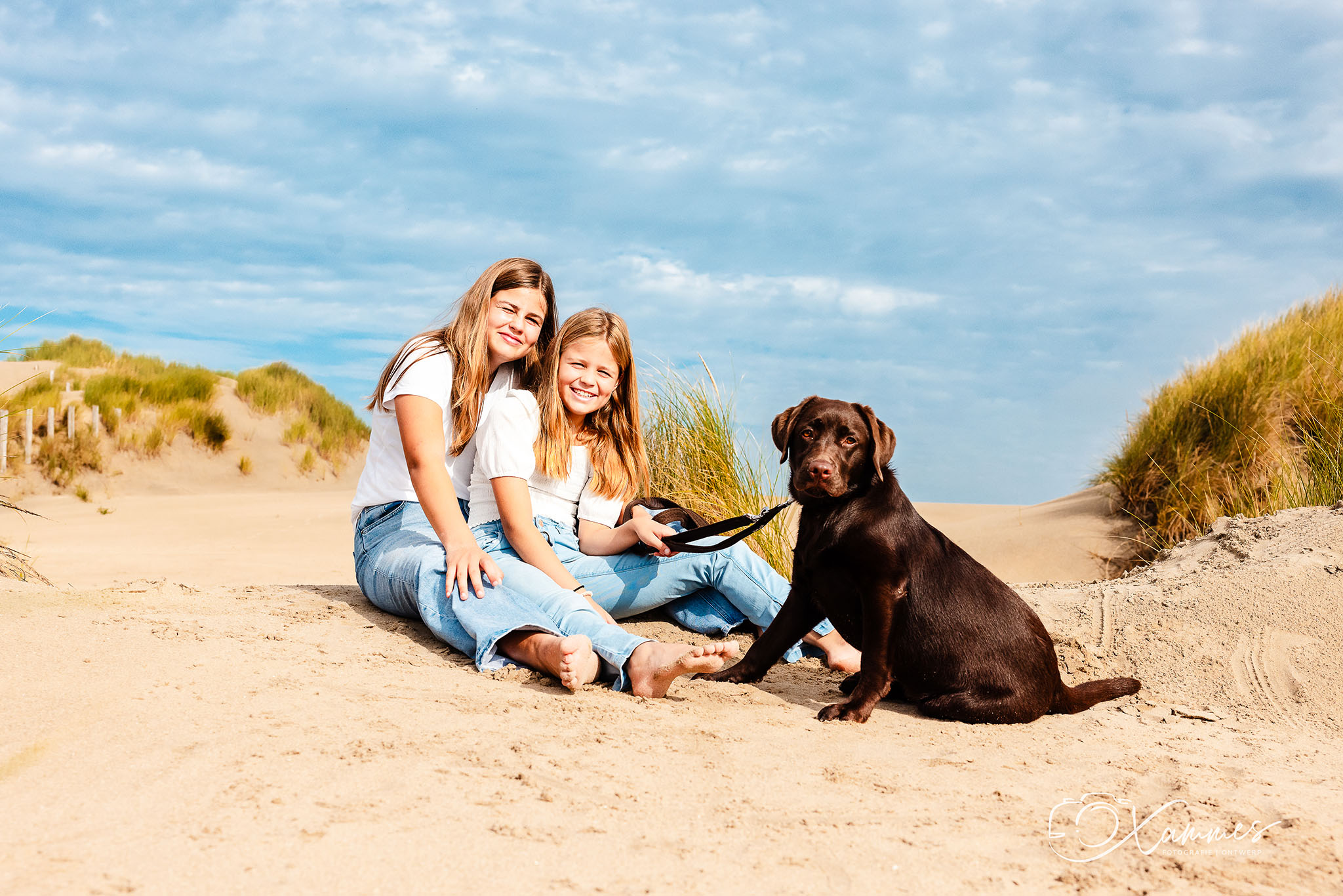 Zussen en hond in de duinen van Overveen aan Zee