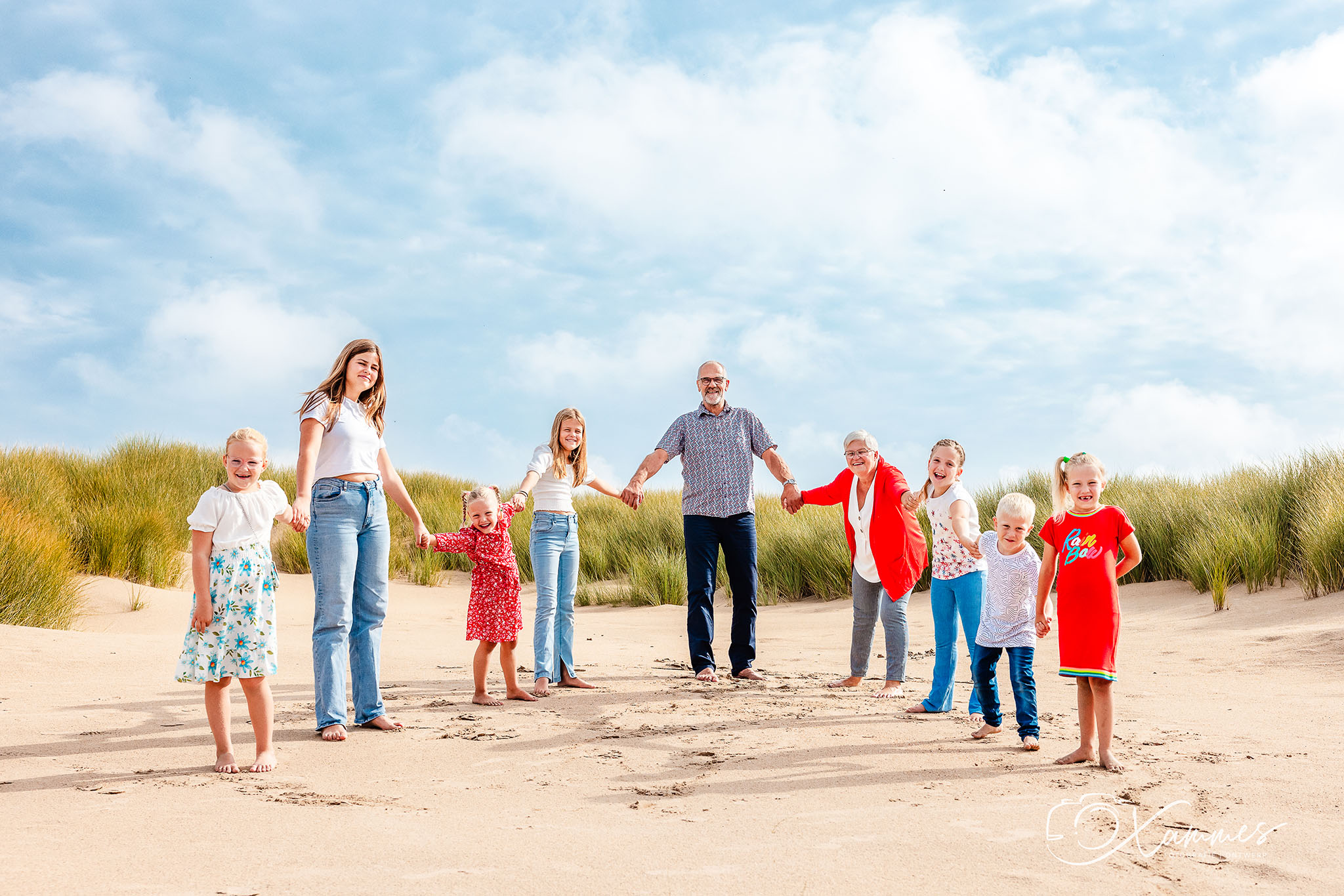 Fotoshoot opa en oma met kleinkinderen in de duinen