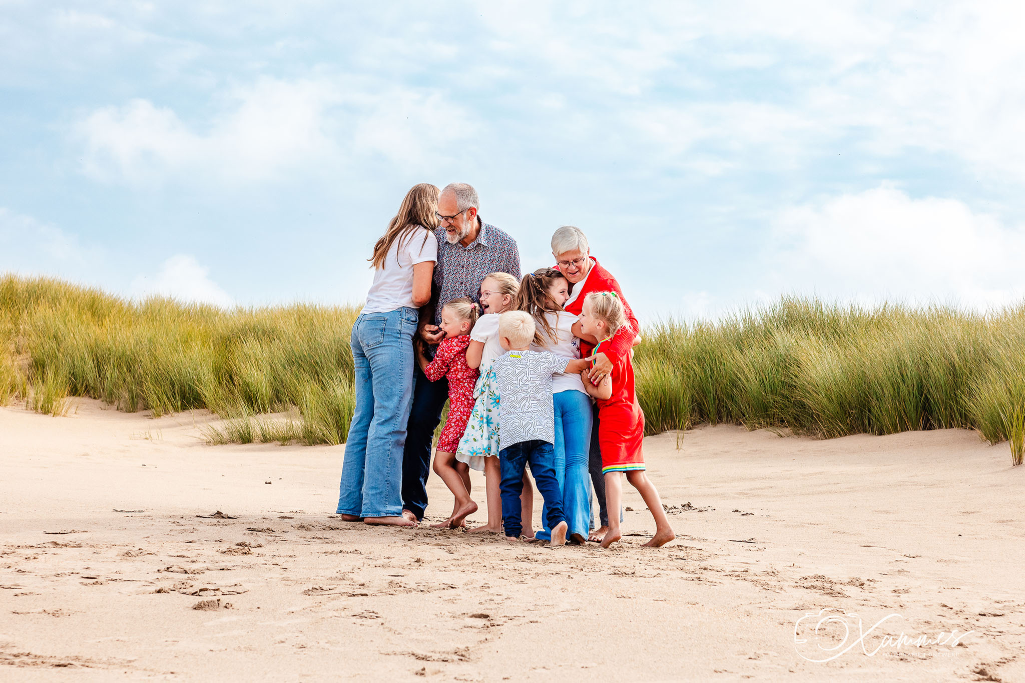 Fotoshoot opa en oma met kleinkinderen in de duinen, lekker knuffelen