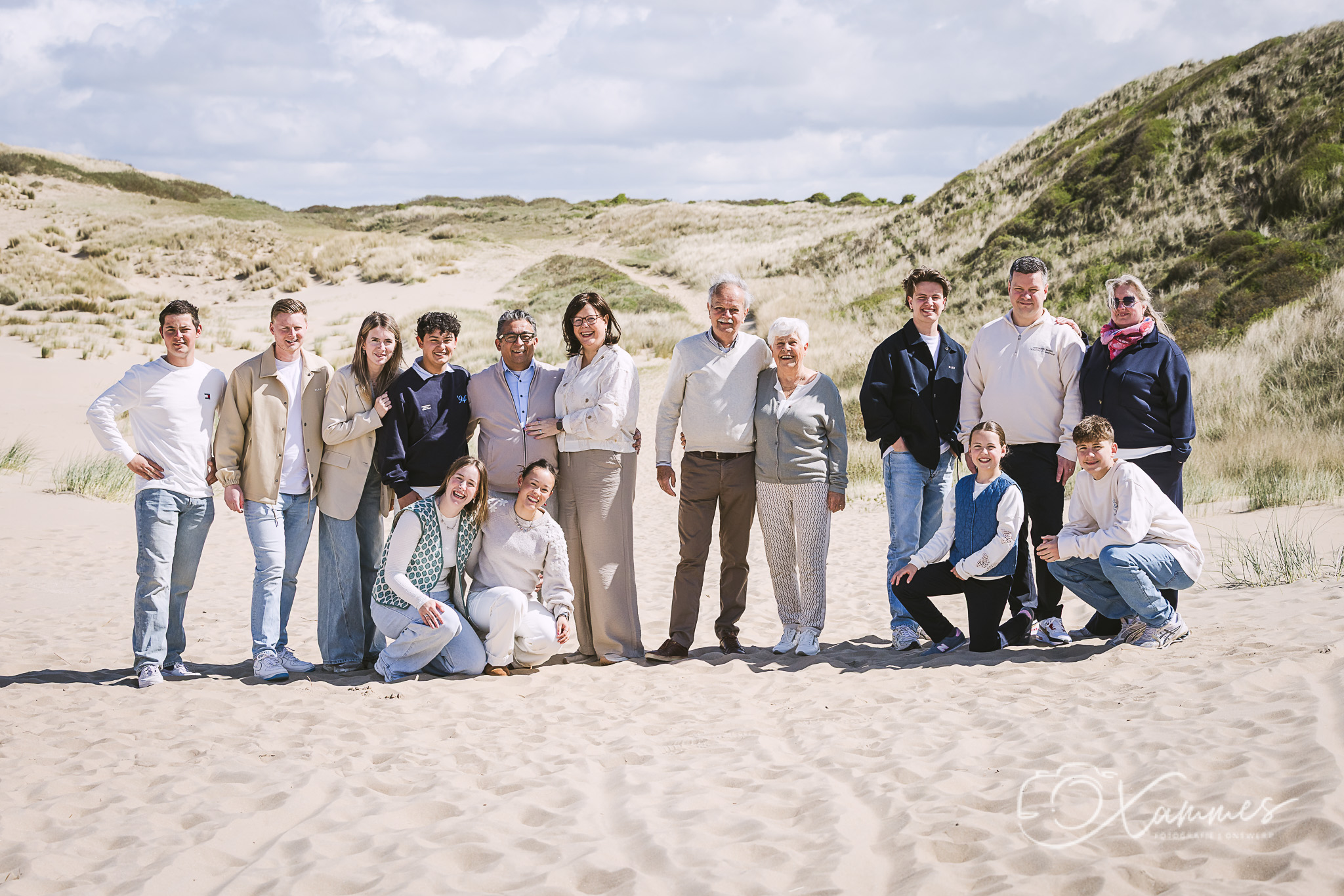 Grote familie tijdens een spontane familiefotoshoot in de duinen van Overveen