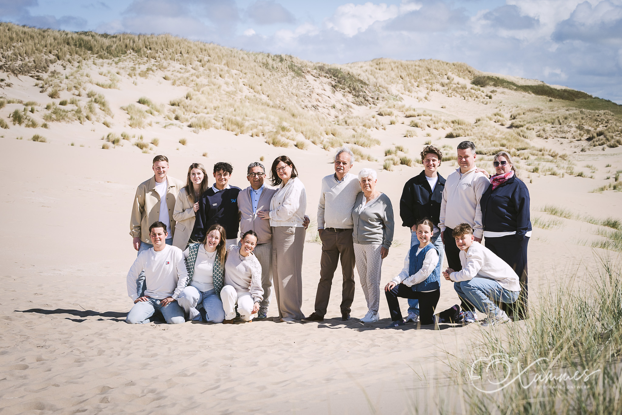 Familiefotoshoot met de hele familie op het strand bij Parnassia aan Zee