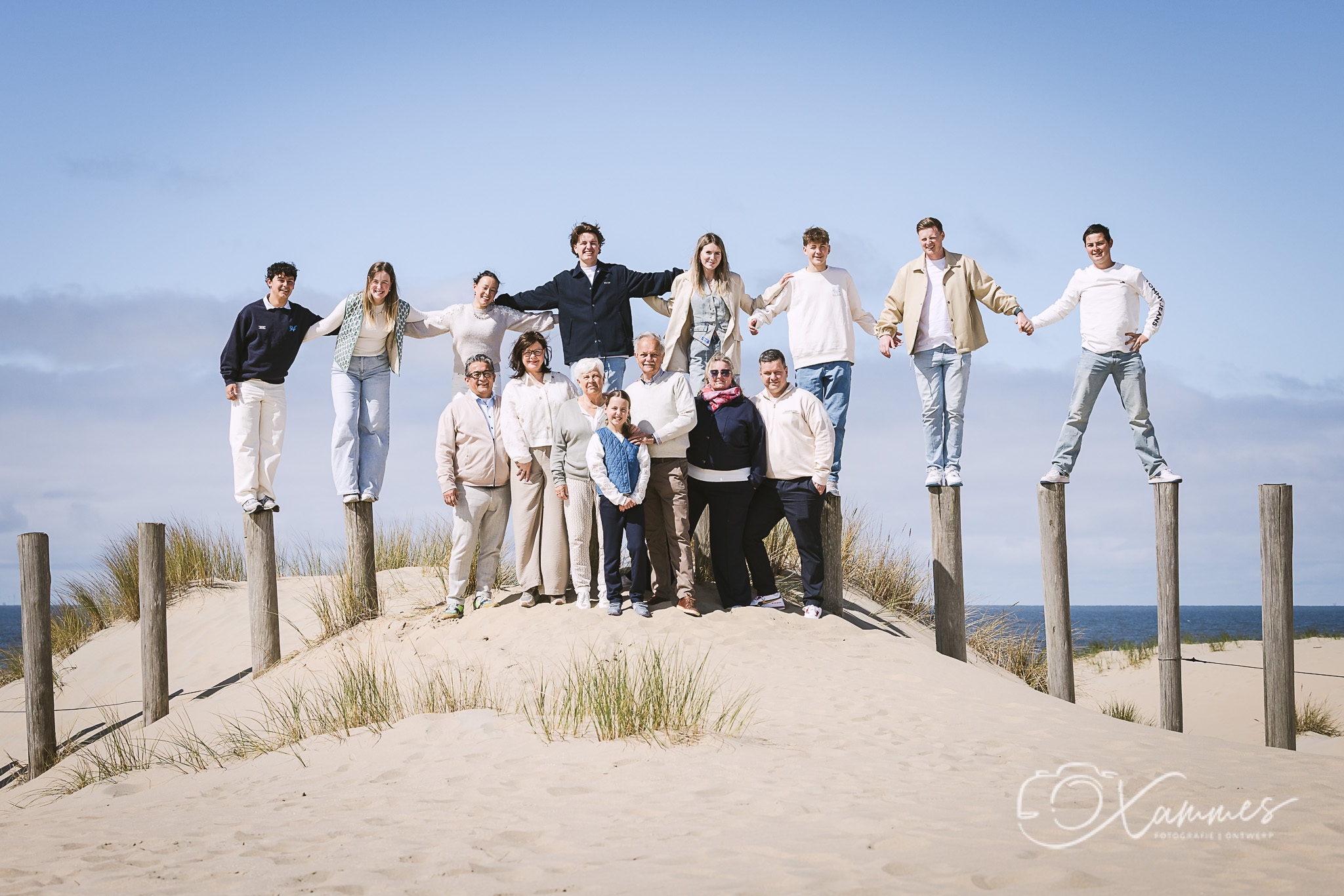 Gezin samen tijdens een spontane familieshoot in de duinen van Overveen