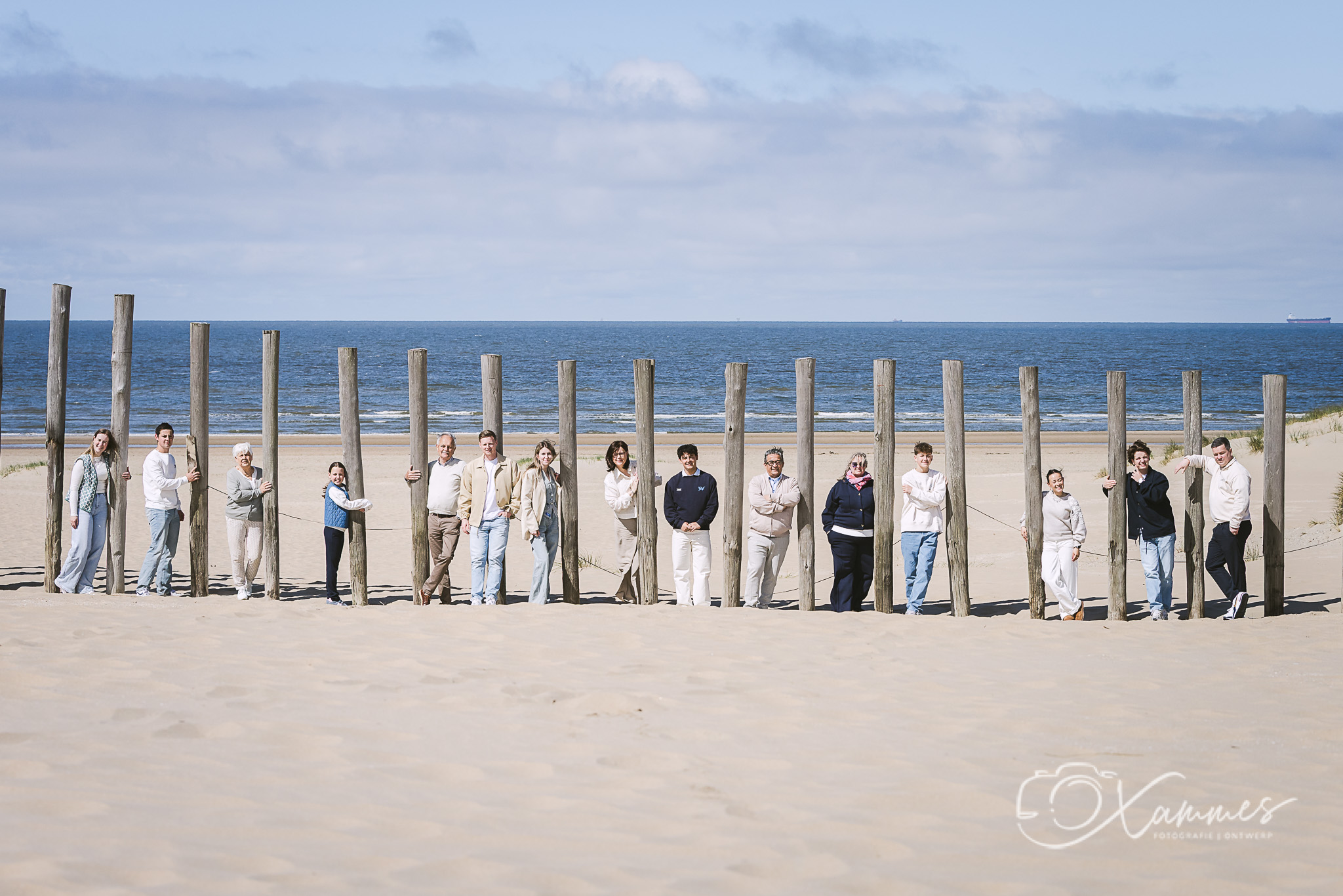 Grote familiefotoshoot aan het strand en in de duinen van Bloemendaal aan Zee