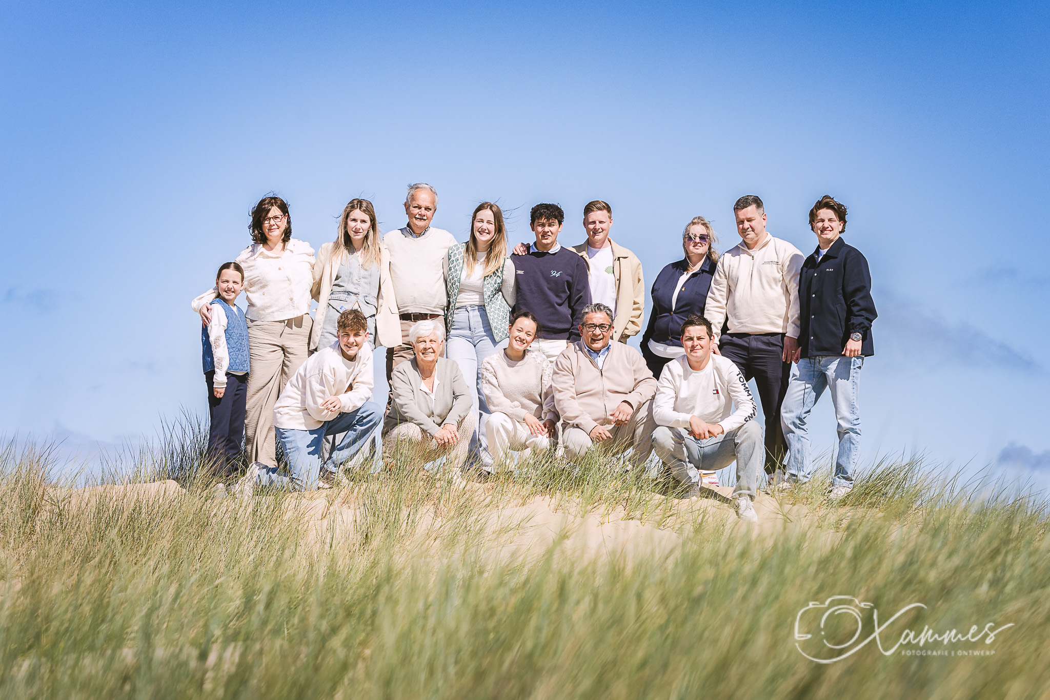 Grote familieshoot aan het strand en in de duinen van Bloemendaal aan Zee