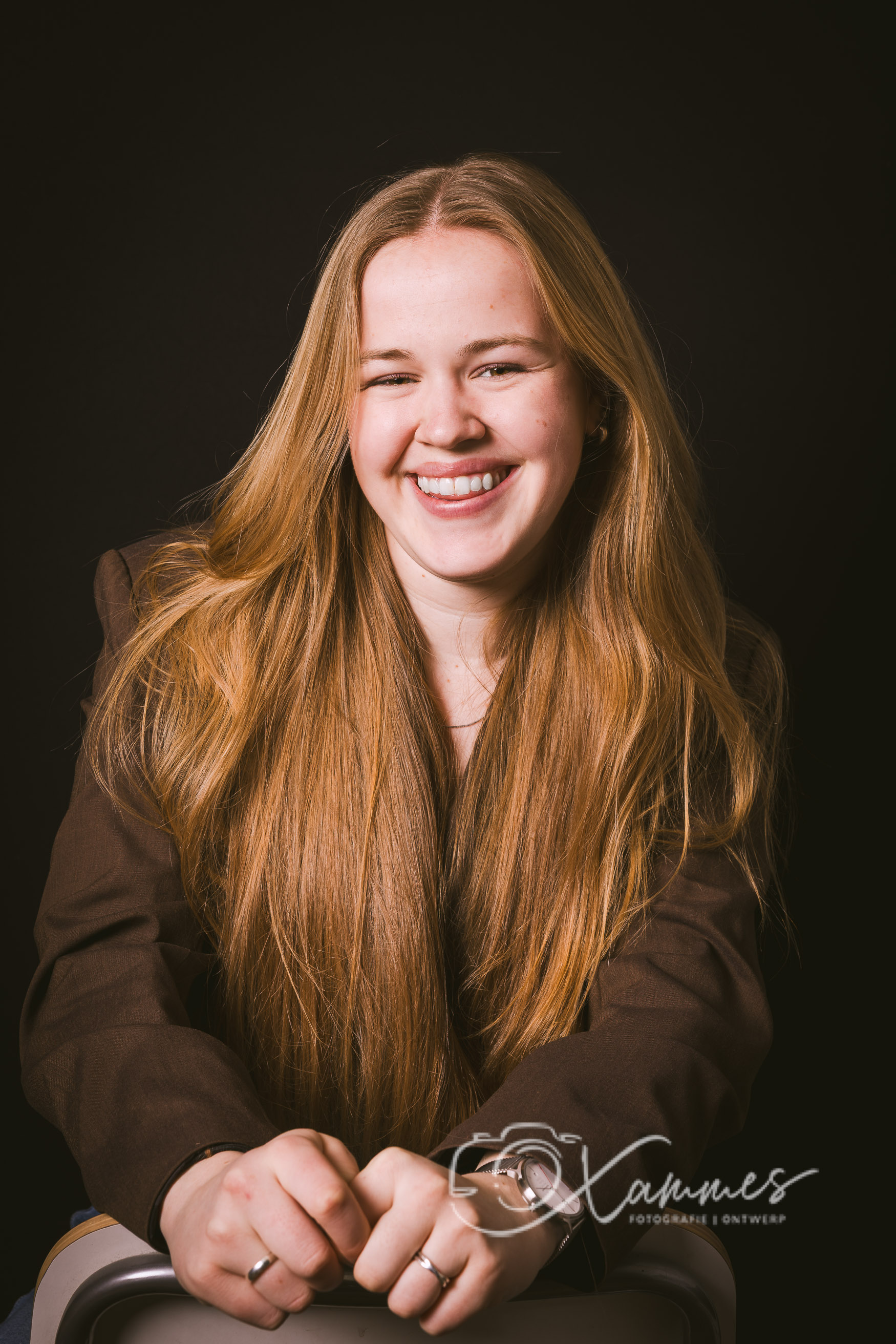 Ontspannen portret in natuurlijk licht tijdens portretshoot in Haarlem