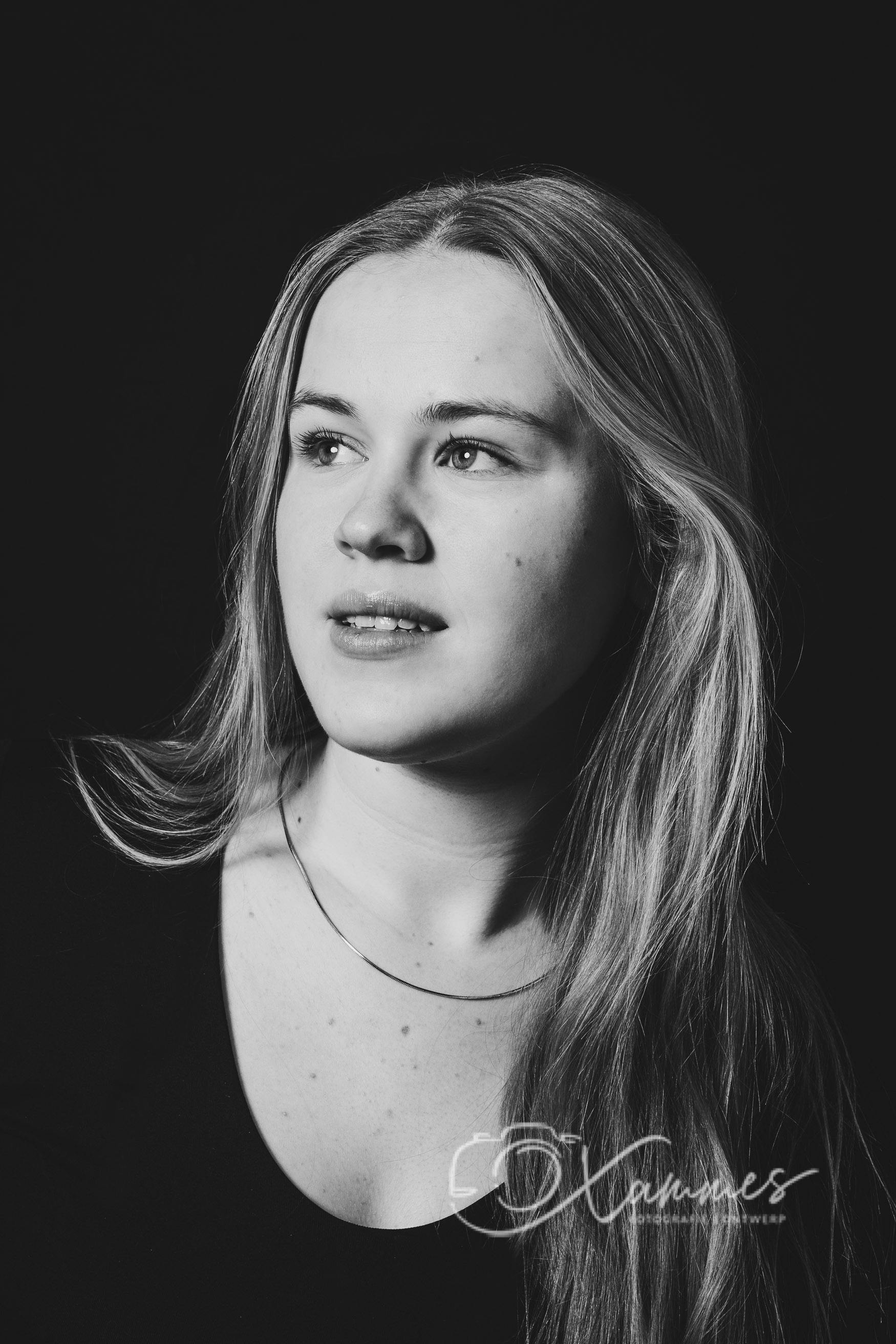 Pure daglicht portretfotografie in Haarlem met natuurlijke beweging in het haar