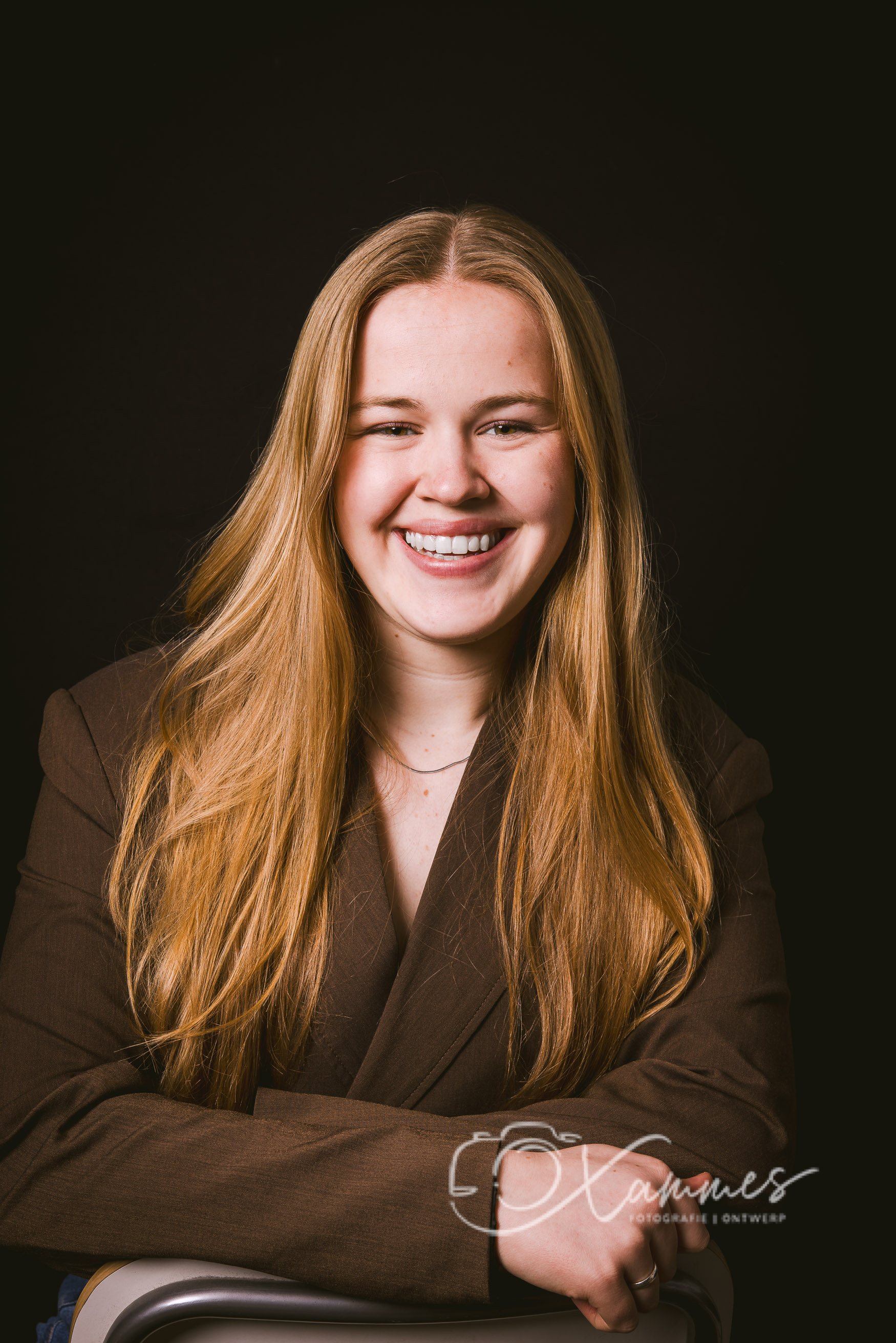 Natuurlijk zakelijk portret in daglicht voor personal branding