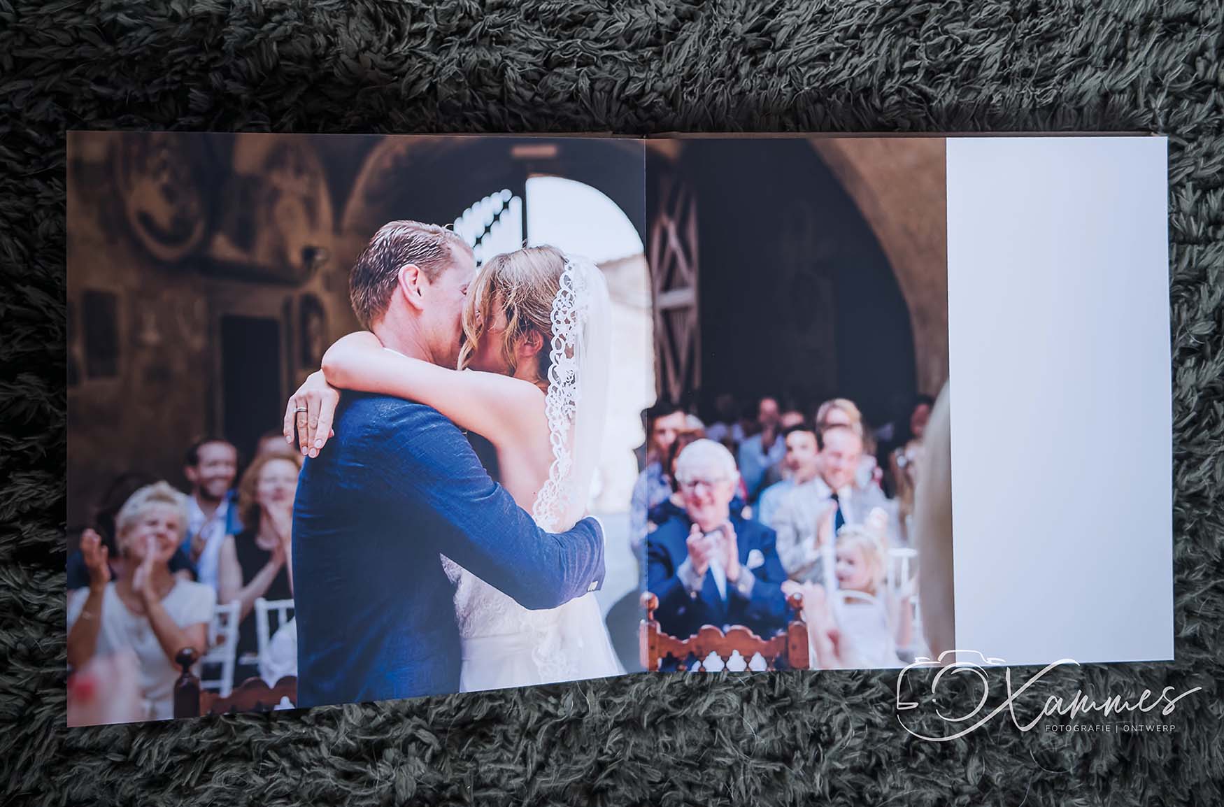 Close-up van het trouwalbum met omslagmateriaal naar keuze