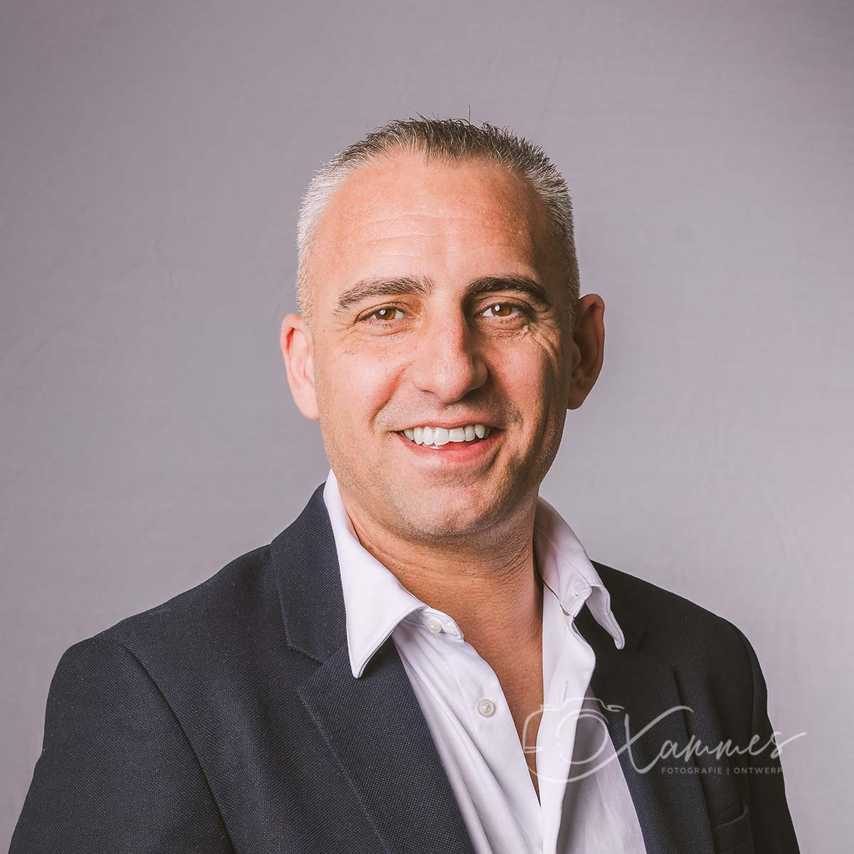 Halftotaal portret tijdens ontspannen portretshoot in Haarlem