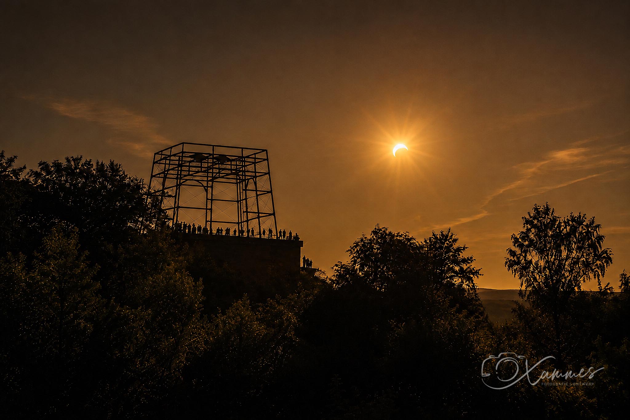 Gedeeltelijke zonsverduistering fotograferen met smartphone bij Big Spotters Hill in Vijfhuizen