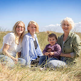 familie fotoshoot in de duinen bij bloemendaal moeder en haar dochters