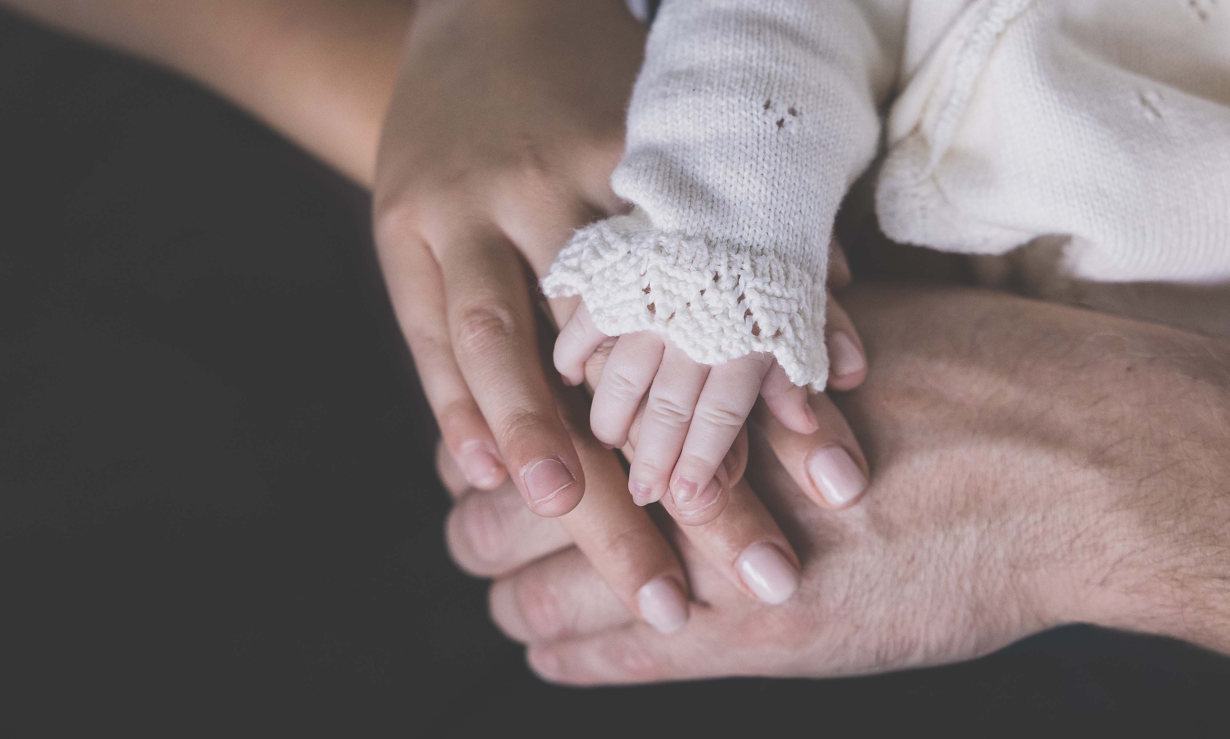 Newborn fotoshoot aan huis met natuurlijk licht door Xammes fotografie