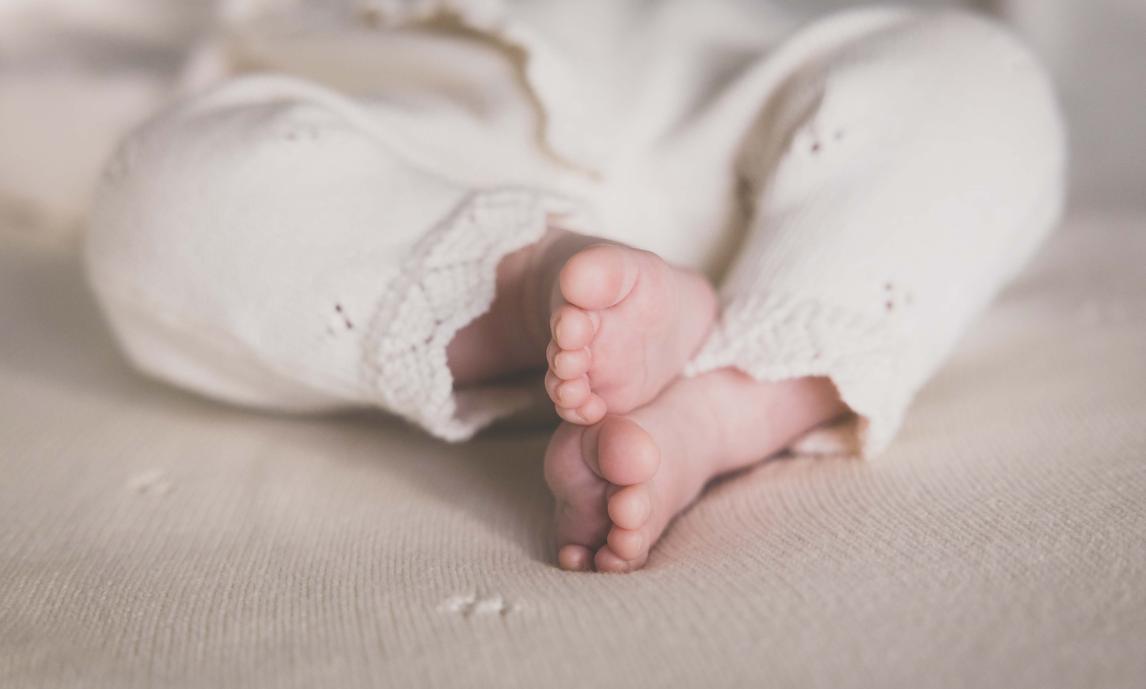 Lifestyle newborn shoot bij jullie thuis door Xammes fotografie