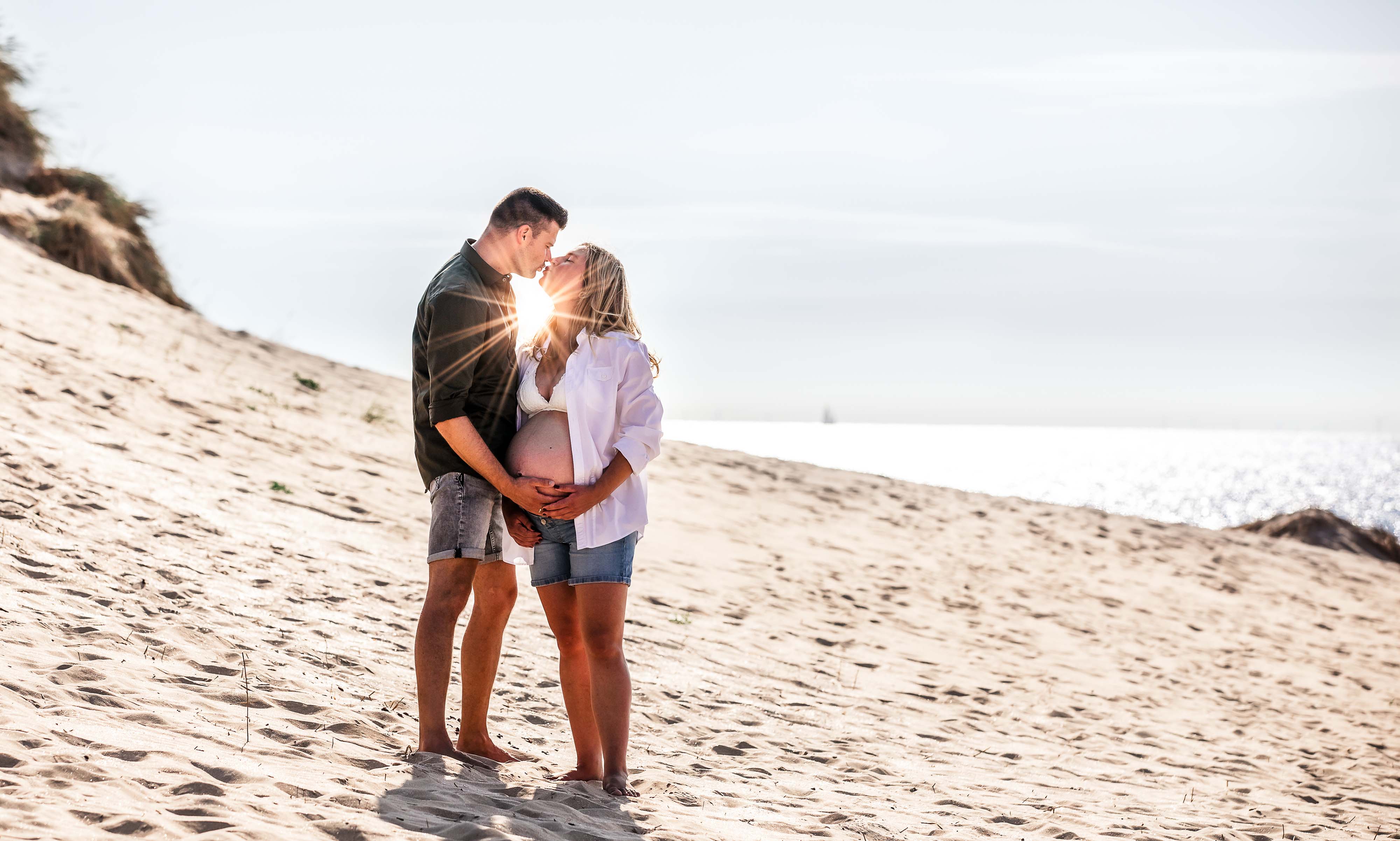 Zwangerschapsfotoshoot in de duinen en op het strand door Xammes fotografie